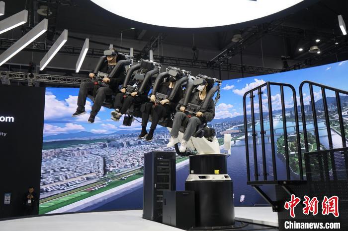 圖為觀眾在展會模擬體驗未來城市空中移動出行方式。　劉旭 攝