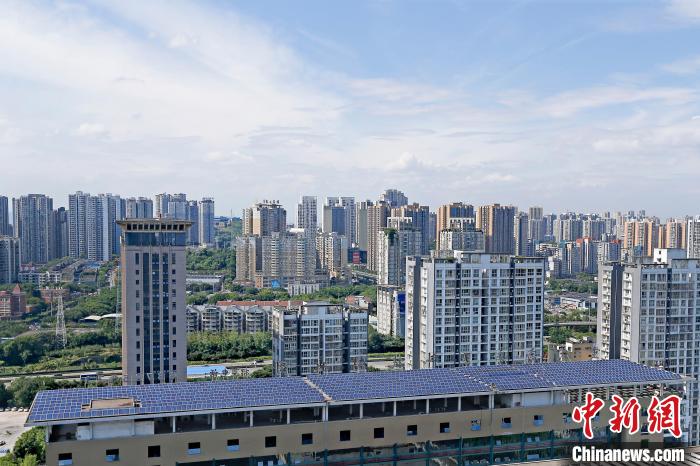 圖為輝騰能源在重慶市九龍坡區留學生創業園屋頂建設的光伏發電示范項目。　受訪企業供圖