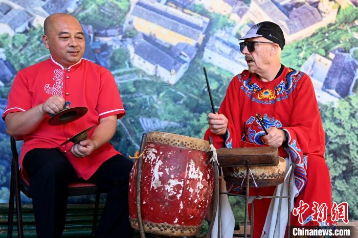 代表團成員在漳州市南靖縣與當?shù)孛耖g樂隊臨時組隊。　張金川 攝