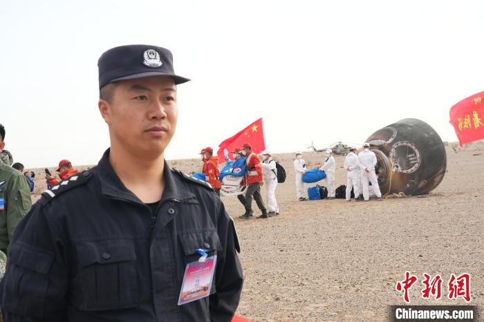 圖為阿拉善邊境管理支隊(duì)民警在著陸場(chǎng)開(kāi)展安保工作?！埥?攝