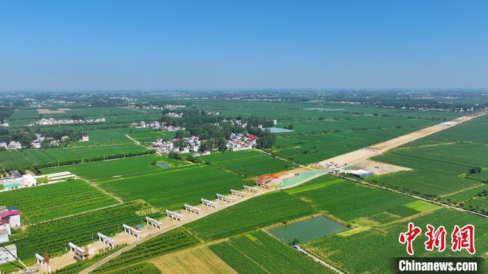 航拍合(肥)周(口)高速潁臨段8標架梁施工現場?！⒂癫?攝