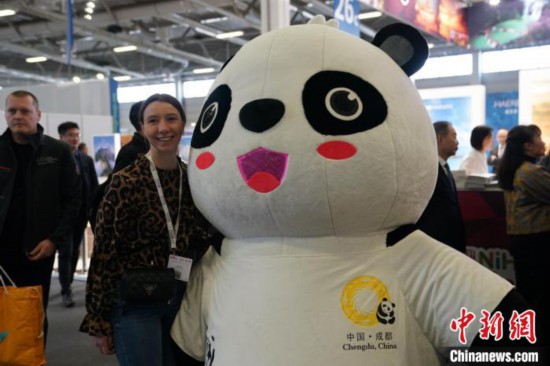 3月5日，2024年柏林國際旅游交易會(ITB)在柏林會展中心拉開帷幕。以“你好！中國”為主題的中國展區(qū)當(dāng)日亮相展會。圖為觀眾與大熊貓人偶合影。中新社記者 馬秀秀 攝