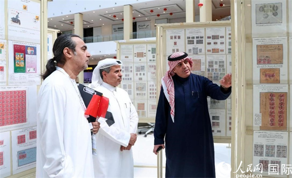 觀眾在欣賞集郵展作品。人民網記者 任皓宇攝