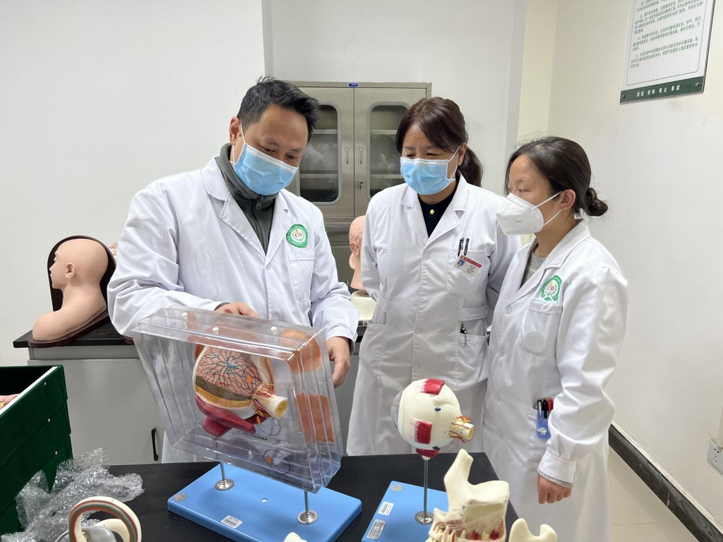 重慶援藏醫(yī)療專家開展“師帶徒”工作。