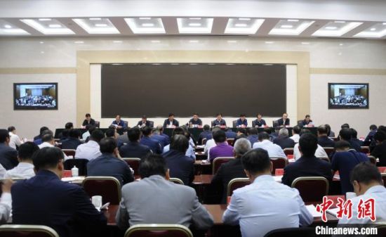  圖為青海省生態(tài)環(huán)境保護(hù)警示教育大會現(xiàn)場?！?zhí)砀！z 　　