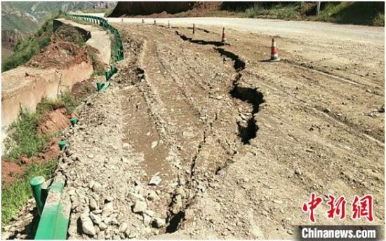 圖為發生路基下沉滑移險情的路段。果洛公路總段供圖