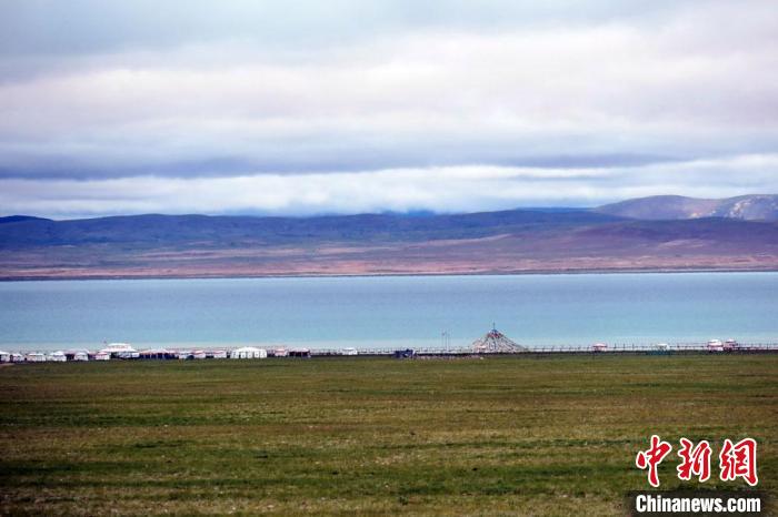 西藏安多縣茲格塘錯岸邊帳篷林立，旅游業發展勢頭良好?！?lt;a target='_blank' ><p  align=