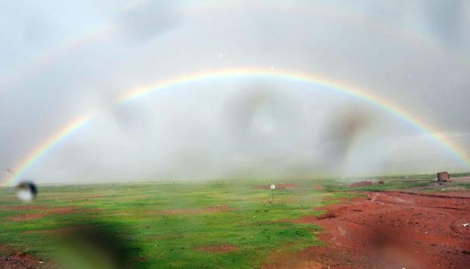 科考隊員在茲格塘錯采樣返程途中，高原風(fēng)雨彩虹送行。　<a target='_blank' ><p  align=