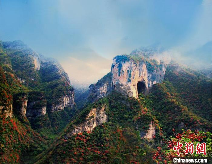 萬源魚泉地標?！≈炱桨?攝