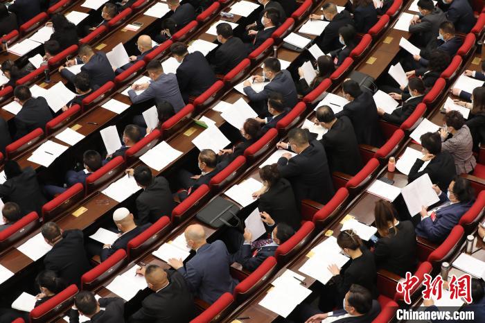 圖為會議現場，參會代表正在聽取政府工作報告。　祁增蓓 攝