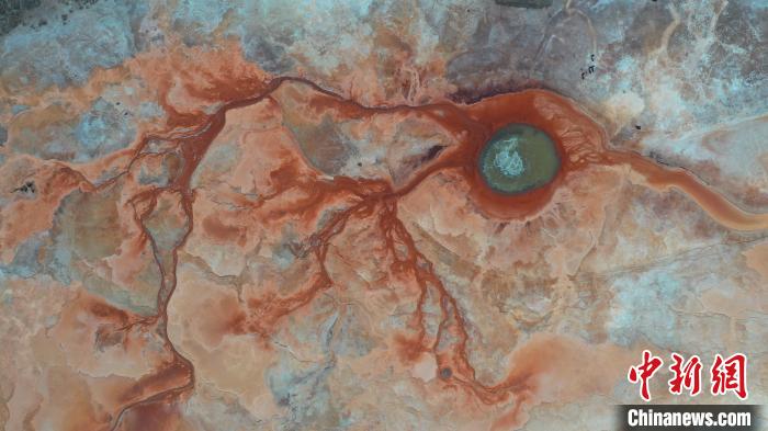 圖為海西州境內(nèi)的“網(wǎng)紅”景點“惡魔之眼”。　趙凜松 攝