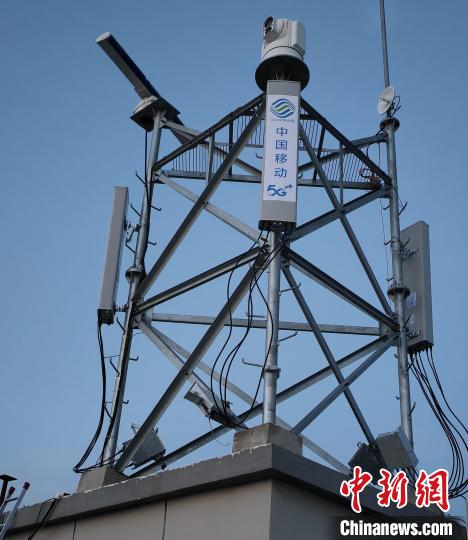 資料圖為建在龍羊峽湖區內的5G基站。　青海移動海南分公司供圖