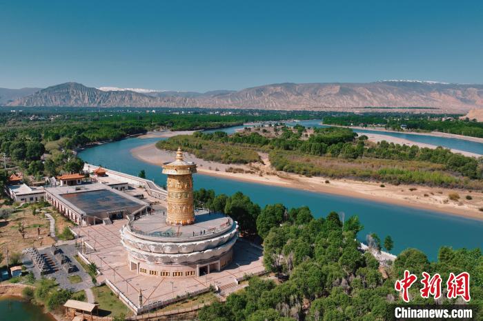 航拍青海貴德黃河岸畔綠意濃濃?！≮w凜松 攝