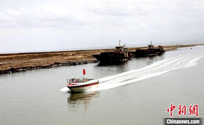 圖為茶卡鹽湖?！⊙Φ?攝