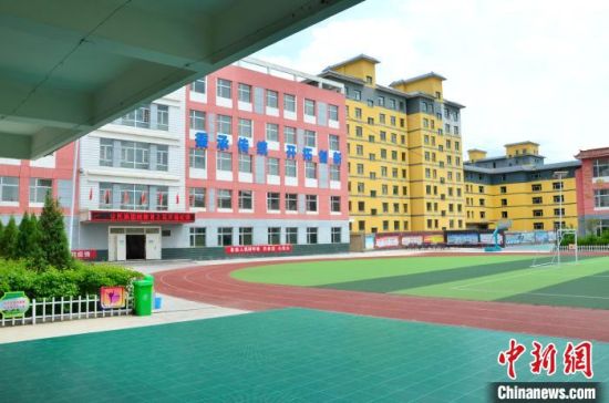 圖為化隆縣第一小學。　魯丹陽　攝