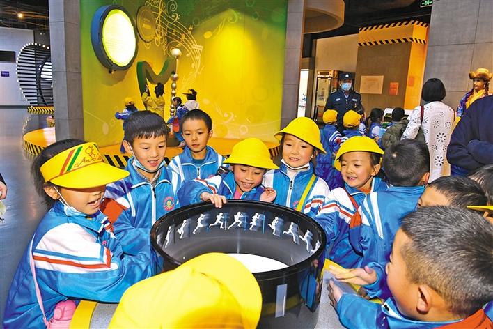 圖為10月29日，一年級的同學們在科技館參觀體驗。李洲 攝.jpg