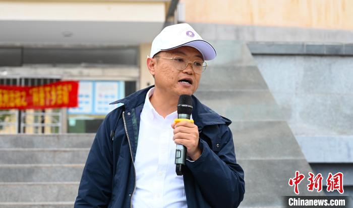 圖為西藏大學教授李昊為中學生授課?！≮w朗 攝