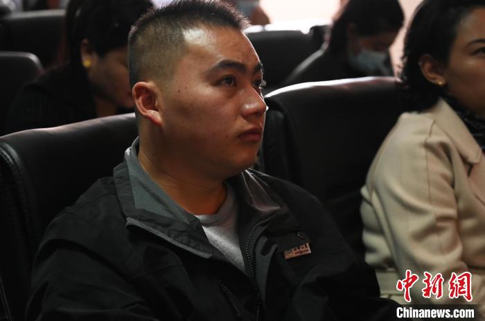 圖為企業工作人員參加講座?！≮w朗 攝