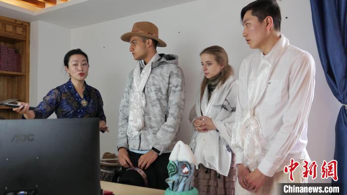 圖為圖為主播白瑪旺姆為留學(xué)生介紹直播流程。　謝牧 攝