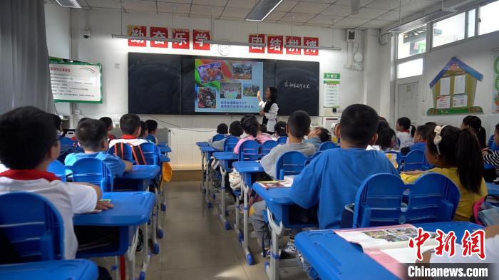 正在上課的學(xué)生。　唐啟浩 攝