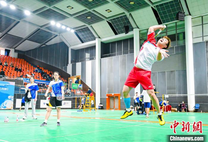 海峽兩岸暨港澳地區（川渝）青年羽毛球邀請賽在渝揮拍