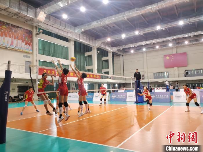 圖為全國青少年女排在天津進行集訓?！√旖蝮w育學院供圖