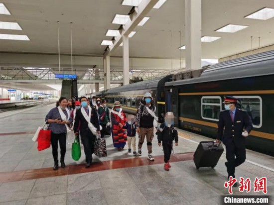 圖為拉薩車站工作人員為西藏先心病患兒和陪同人員提供“綠色”接力幫扶，并開通了專門通道，讓他們快速進站上車。拉薩車站 供圖