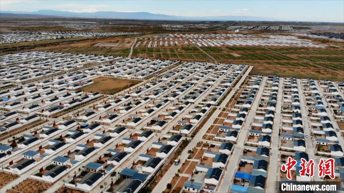 圖為航拍的武威市古浪縣黃花灘生態移民區富民新村。(資料圖) 李亞龍 攝