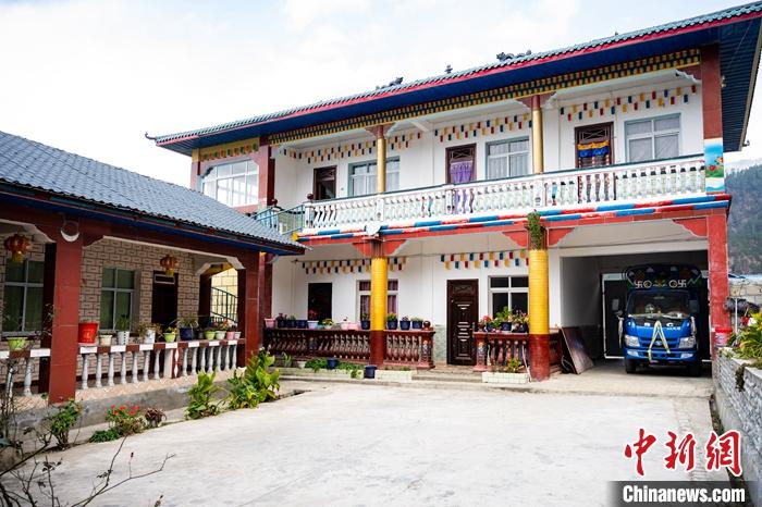 1月30日，嘎腰村，僜人苦梅夏自家的兩層樓房。<a target='_blank' ><p  align=