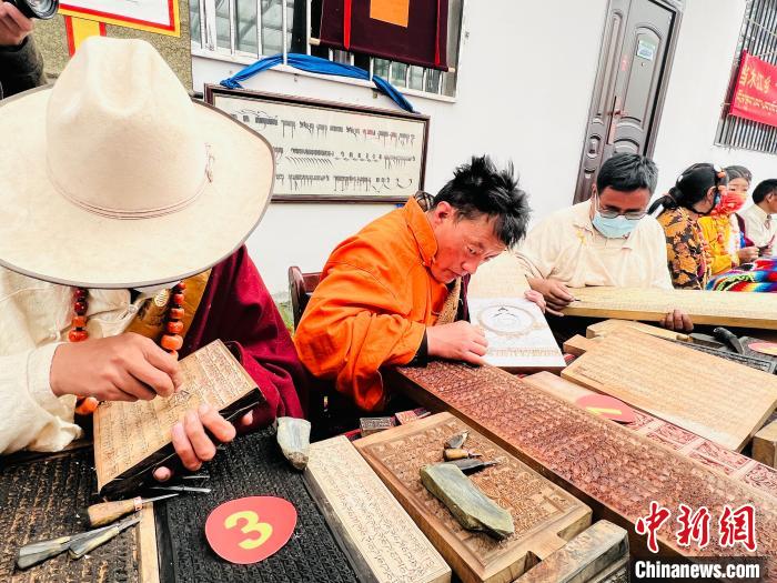 圖為2022年，聶榮縣當木江鄉(xiāng)“鄉(xiāng)村振興那曲奮進”活動雕刻比賽現(xiàn)場。資料圖 那曲市“鄉(xiāng)村振興 那曲奮進”活動辦供圖