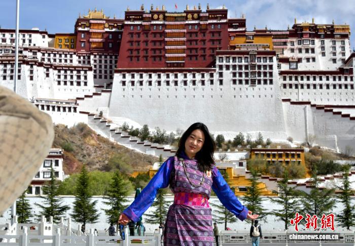 外國游客打卡西藏拉薩布達拉宮廣場