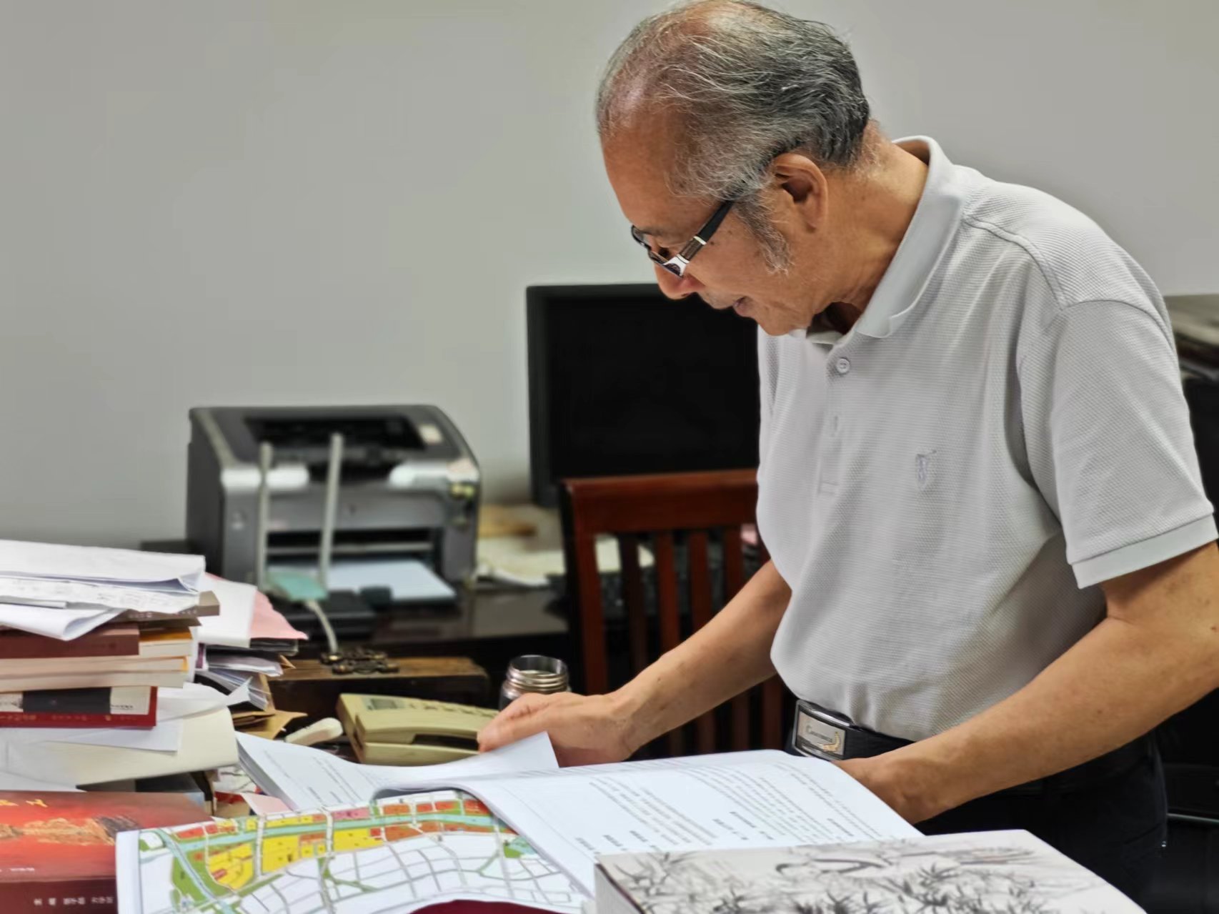 顧風在辦公室翻閱資料。人民網記者 黃鈺攝