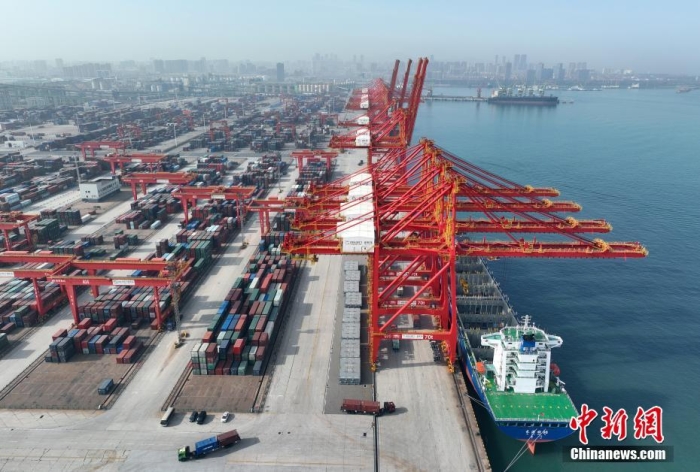 資料圖：山東日照港全自動化集裝箱碼頭作業現場。(無人機圖片)<a target='_blank' href='/'><p  align=