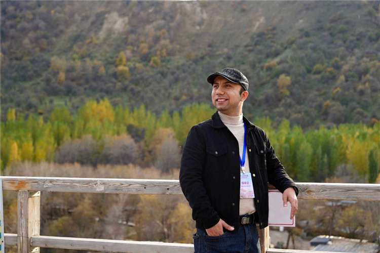 阿布德吾力參加“萬人說新疆”優(yōu)秀作者媒體行活動(dòng)留影。受訪者供圖