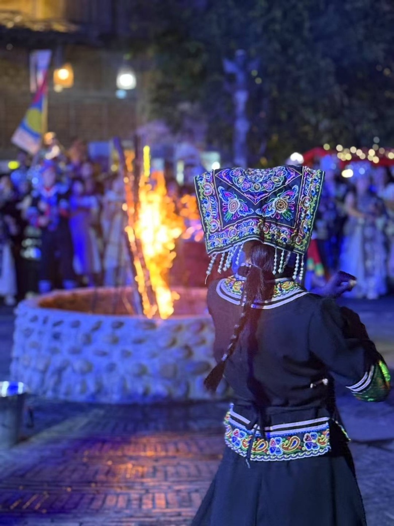 2025年7月，貴州烏江寨“萬人打跳夜”現(xiàn)場(chǎng)。受訪者供圖