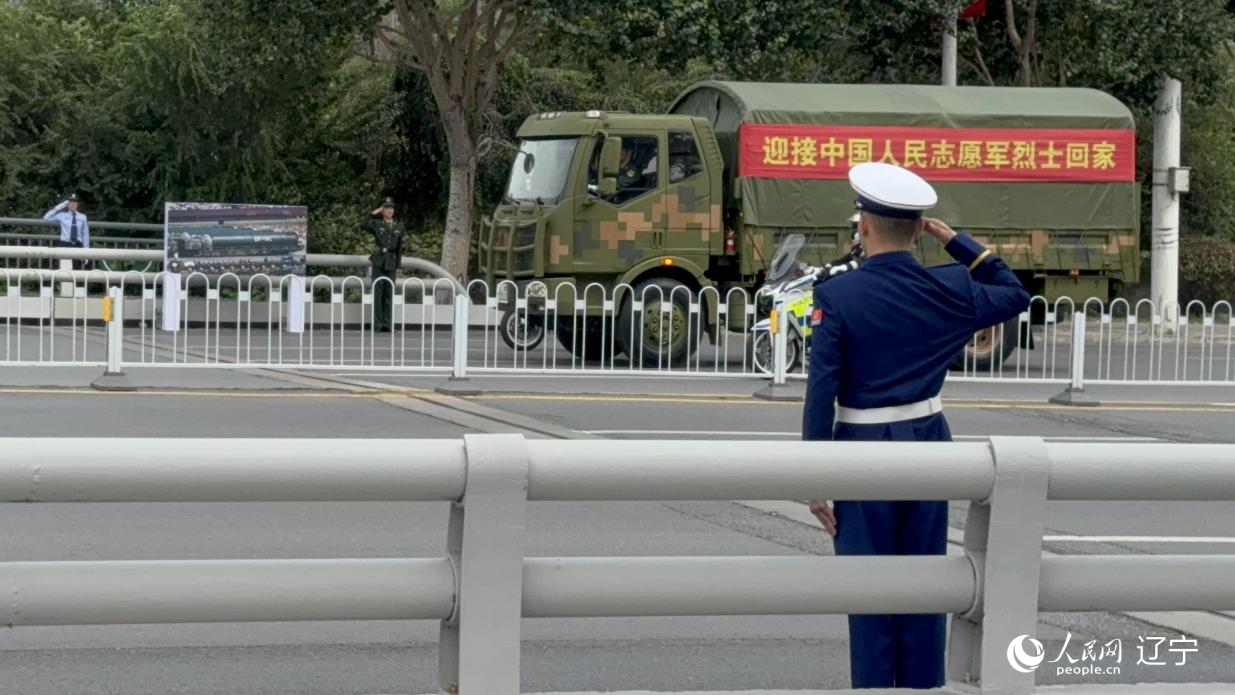 沈陽市渾河橋東側(cè)，擺放著東風(fēng)—5C導(dǎo)彈的受閱照片。人民網(wǎng)記者 湯龍攝