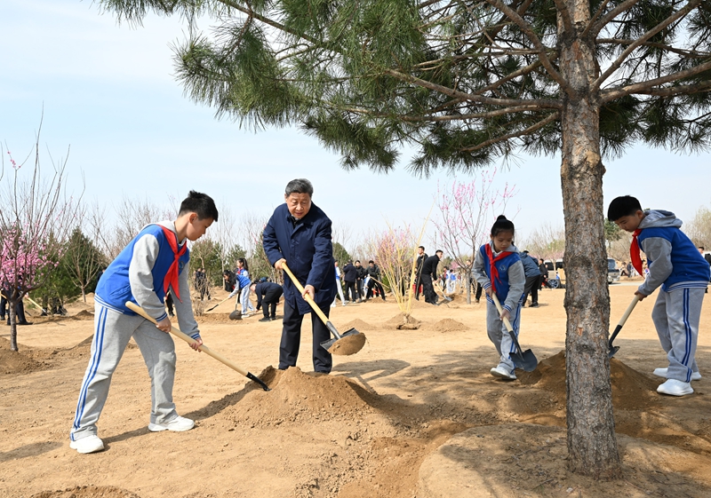 2025年4月3日，習近平總書記來到北京豐臺區永定河畔參加首都義務植樹活動。