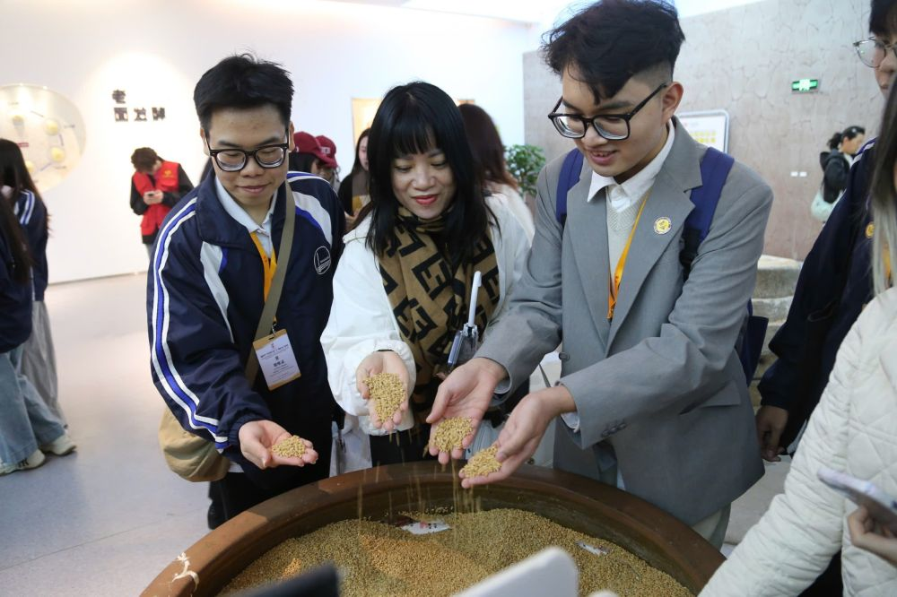 2026年3月30日，參加“紅色研學之旅”的越南青年在河北參觀新農村建設。