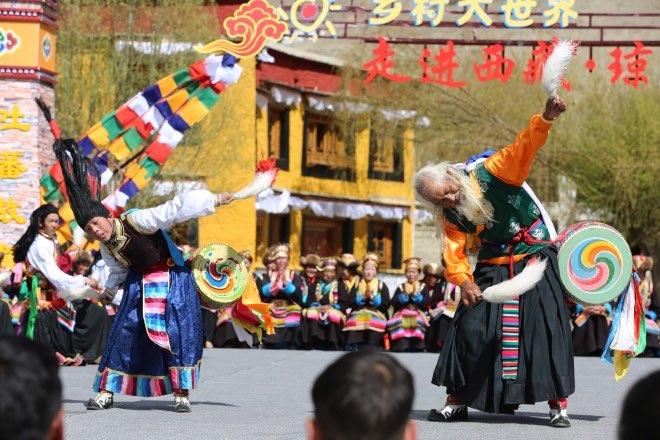 爺孫倆跳起舞來，鏗鏘有力。