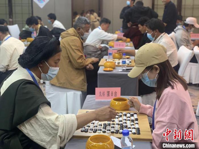 圖為參賽選手正在進(jìn)行藏棋對(duì)弈?！≈x牧 攝