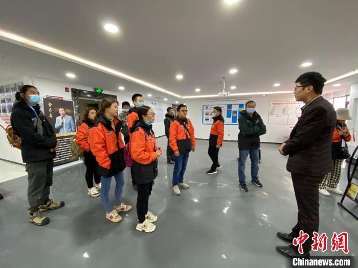 圖為2021瀾湄萬里行中外媒體在昌都新區采訪。　李江寧 攝