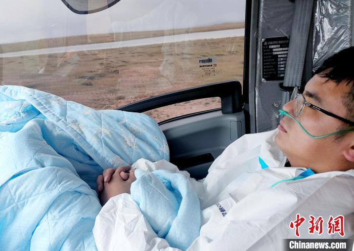 從咸陽開始到拉薩，閆光宇和朋友吃住均不離車。　鄭朋 攝