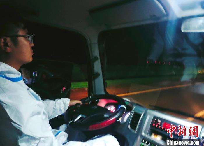 星夜疾馳，只為讓防疫物資早日抵達西藏。　鄭朋 攝