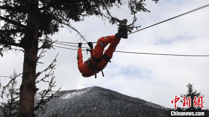 正在進行橫渡訓練。　西繞拉翁 攝