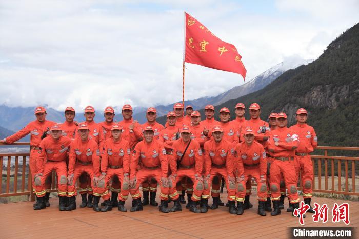 合影留念。　西繞拉翁 攝