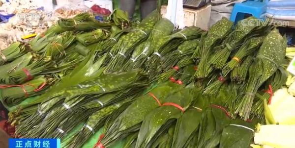 端午節將至 云南昆明粽葉熱賣 挑選有講究