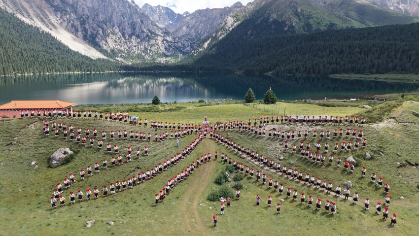 “最大規模弦胡演奏”世界紀錄挑戰現場。巴塘縣委宣傳部供圖
